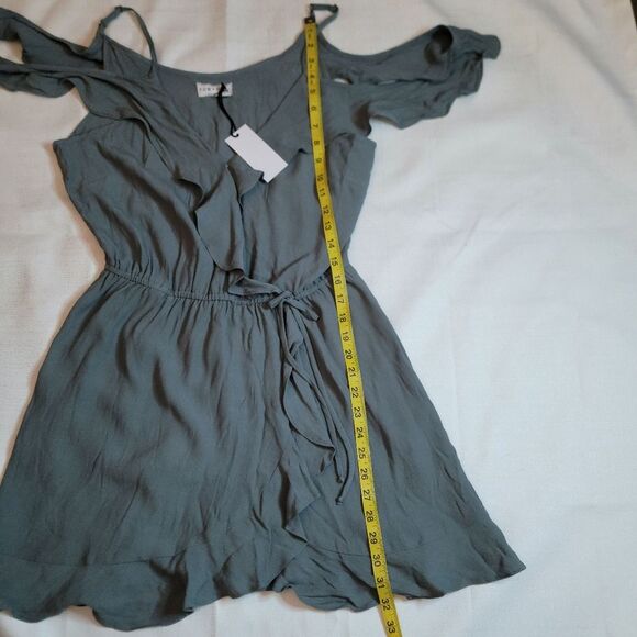 Roe + May Gray Ruffle Hanging Cold Shoulder Sleeve Vivi Mini Dress Size Large - Picture 9 of 11